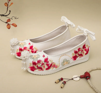 Sai Hong 腮红 Song Ming Embroidered Pearl Pointed Toe Gongxie Shoes