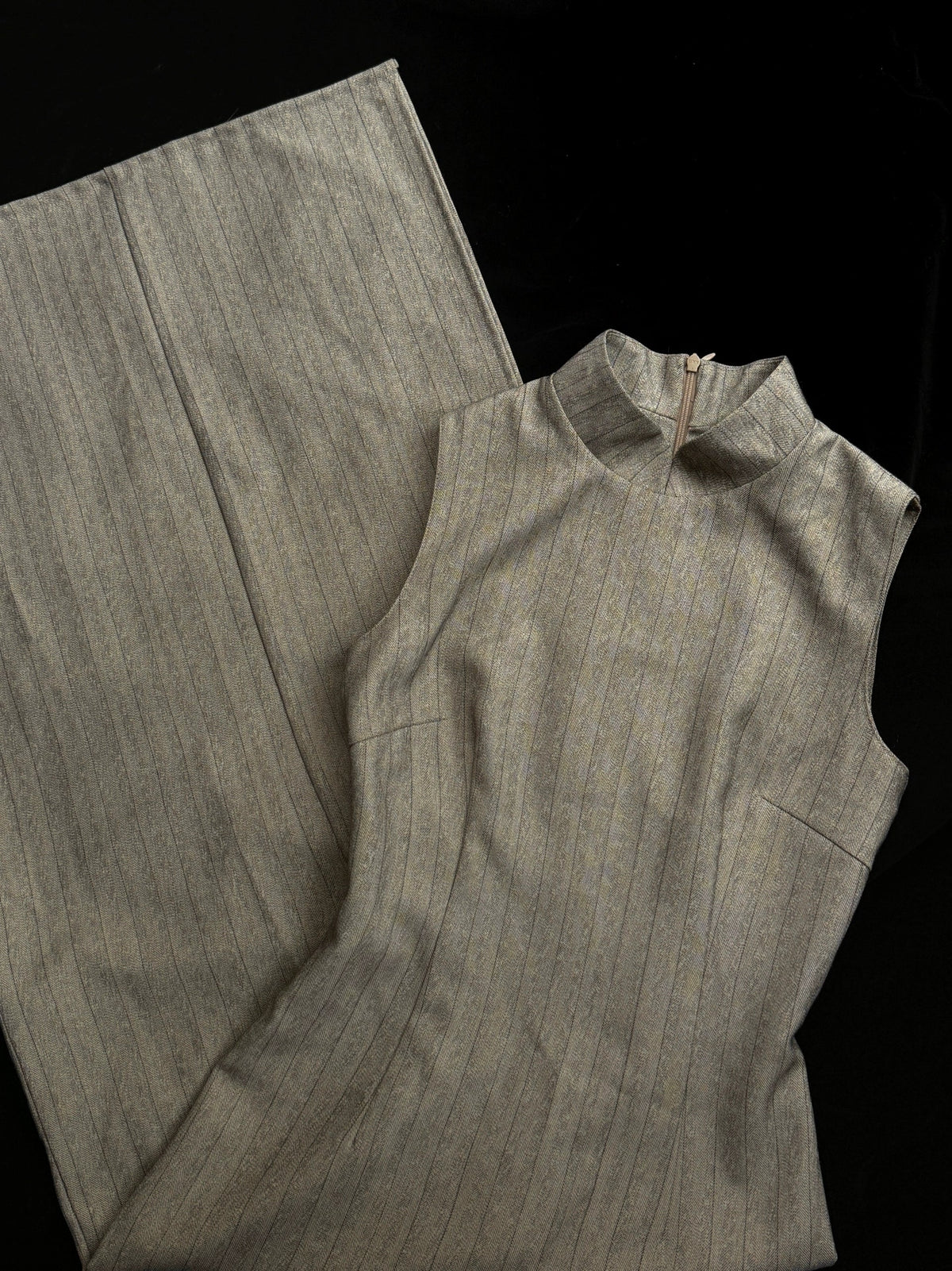 Sukè 素刻 Plain Carving Modernized Pinstripe Sleeveless Qipao