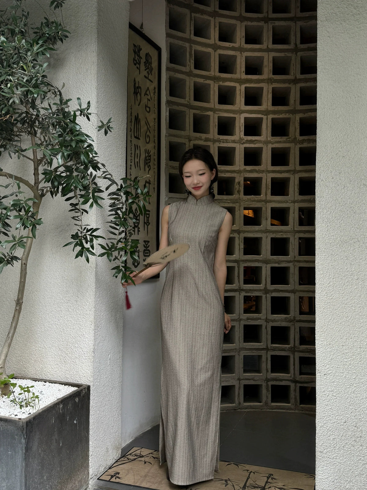 Sukè 素刻 Plain Carving Modernized Pinstripe Sleeveless Qipao