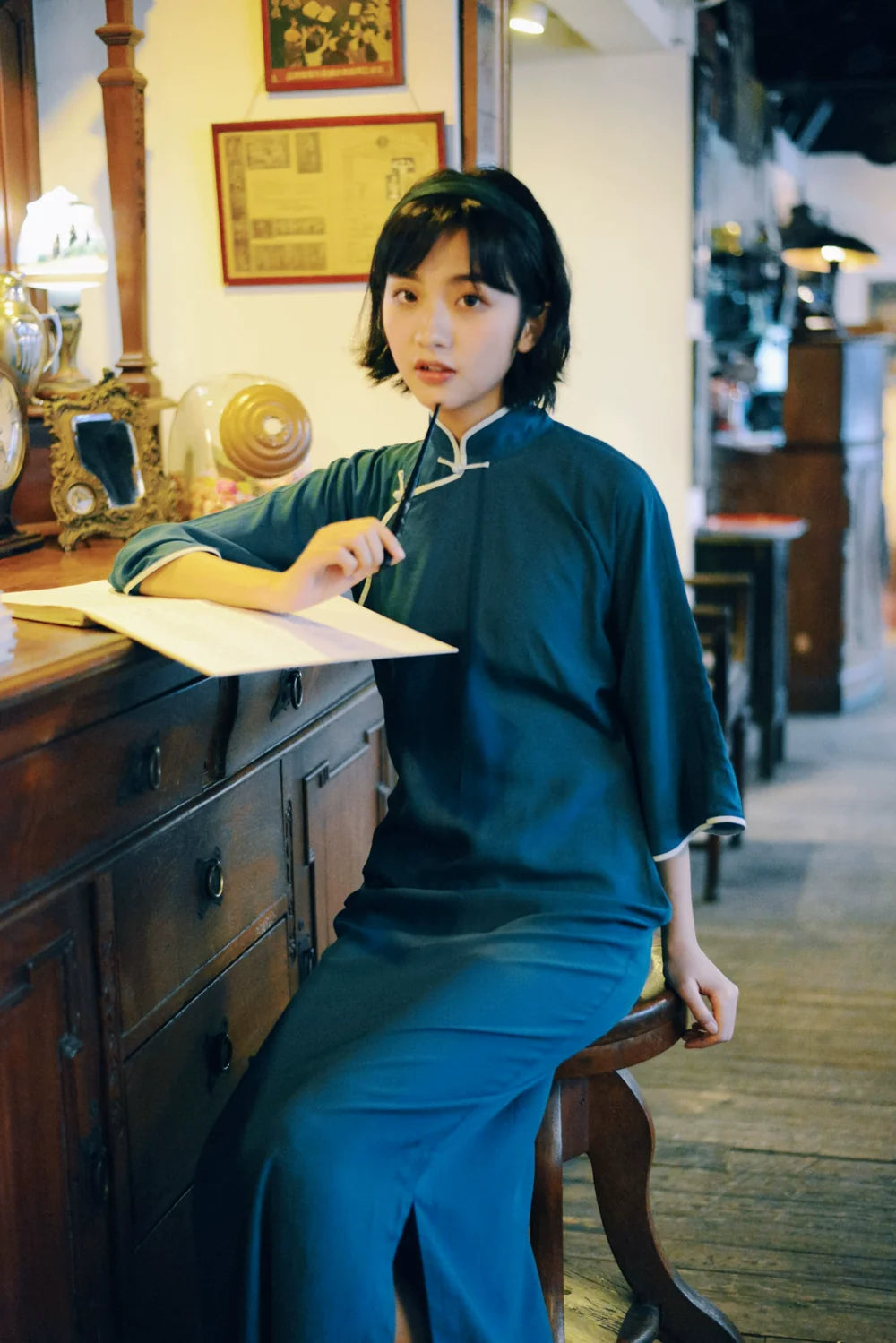 Mulan Xiang 木兰香 Magnolia Late 20s Bell Sleeve Contrast Trim Qipao