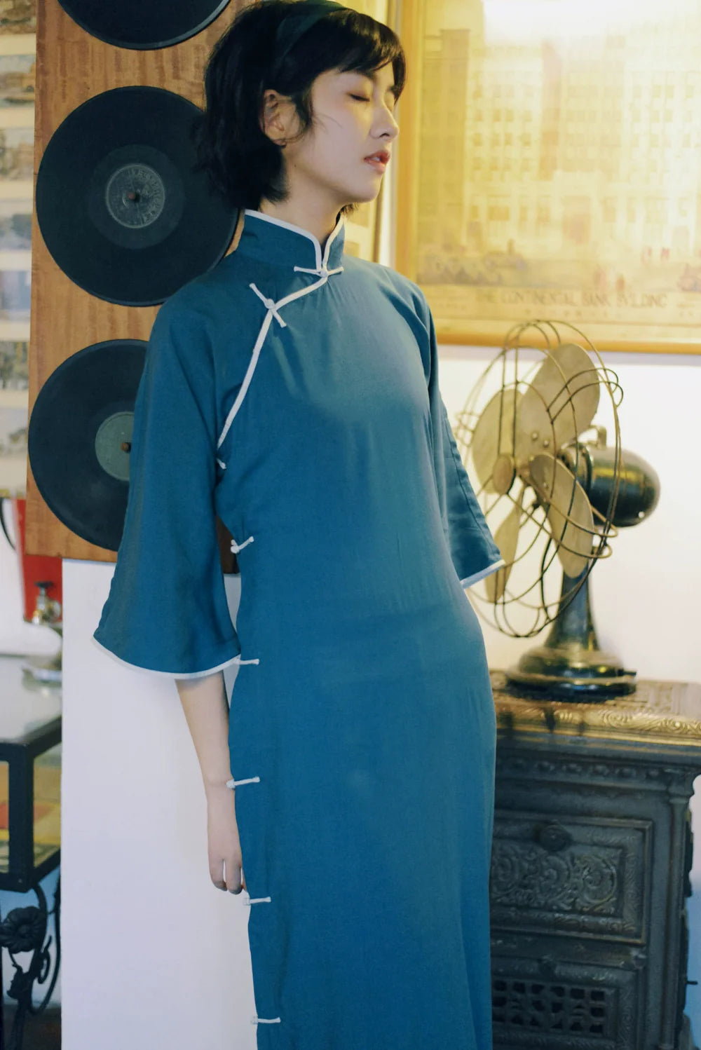 Mulan Xiang 木兰香 Magnolia Late 20s Bell Sleeve Contrast Trim Qipao