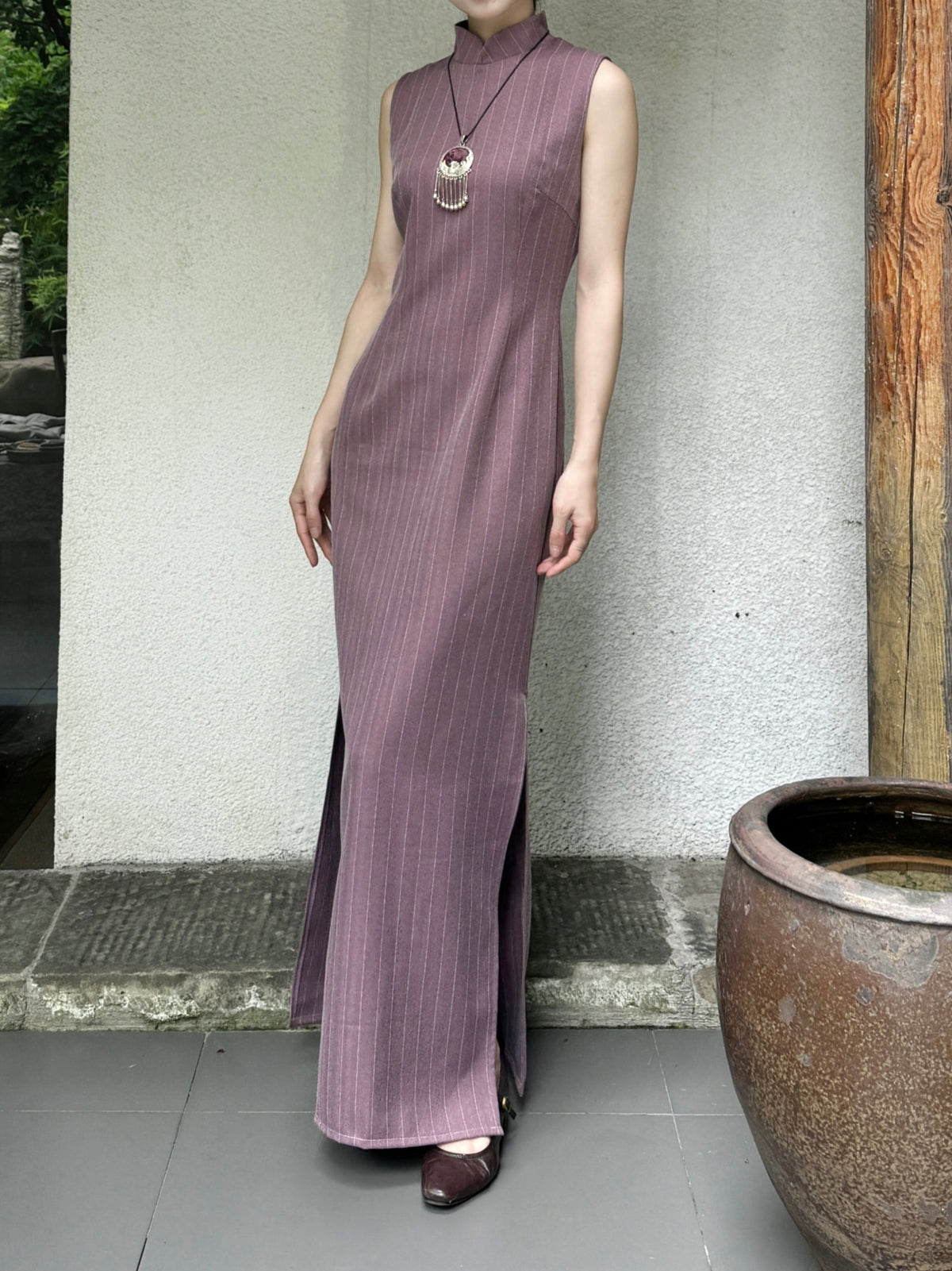 Sukè 素刻 Plain Carving Modernized Pinstripe Sleeveless Qipao