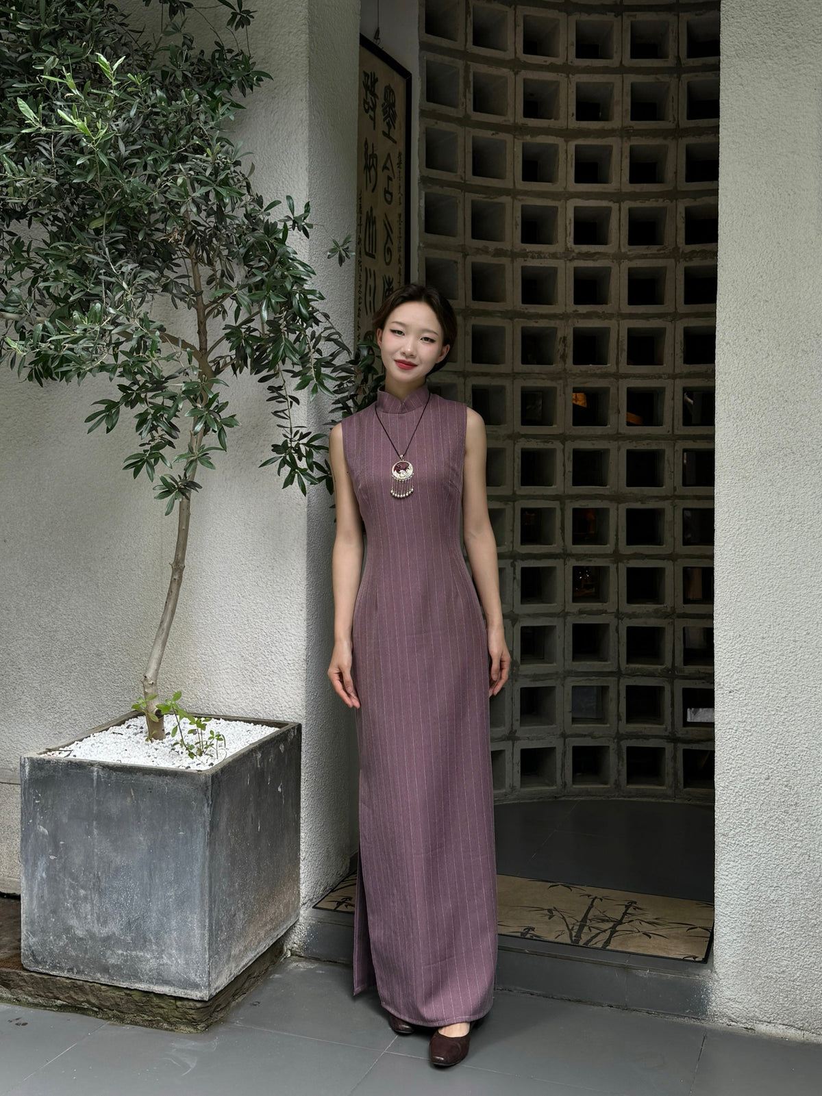 Sukè 素刻 Plain Carving Modernized Pinstripe Sleeveless Qipao