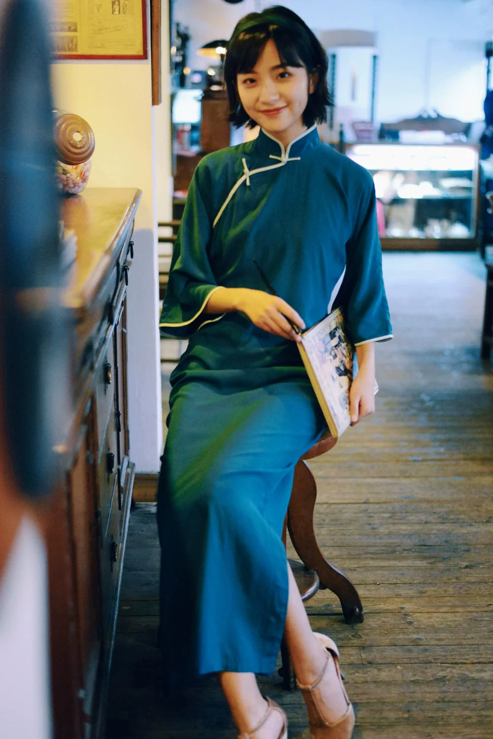 Mulan Xiang 木兰香 Magnolia Late 20s Bell Sleeve Contrast Trim Qipao