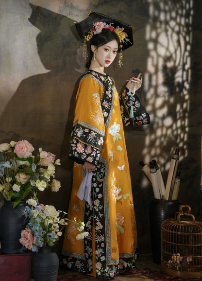 Ruyi 如意 Qing Dynasty Embroidered Changyi Dress