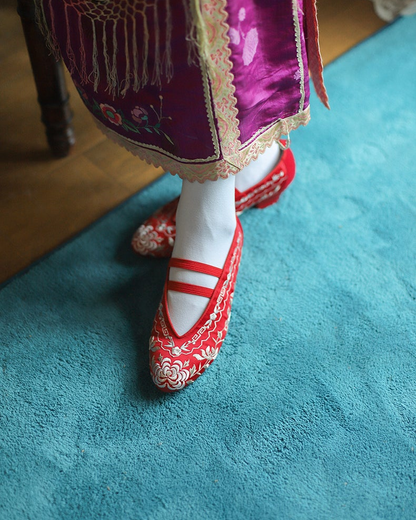 Xun Bu 迅步 Swift Steps 1910s & 1920s Qing Dynasty Embroidered Kitten Heels