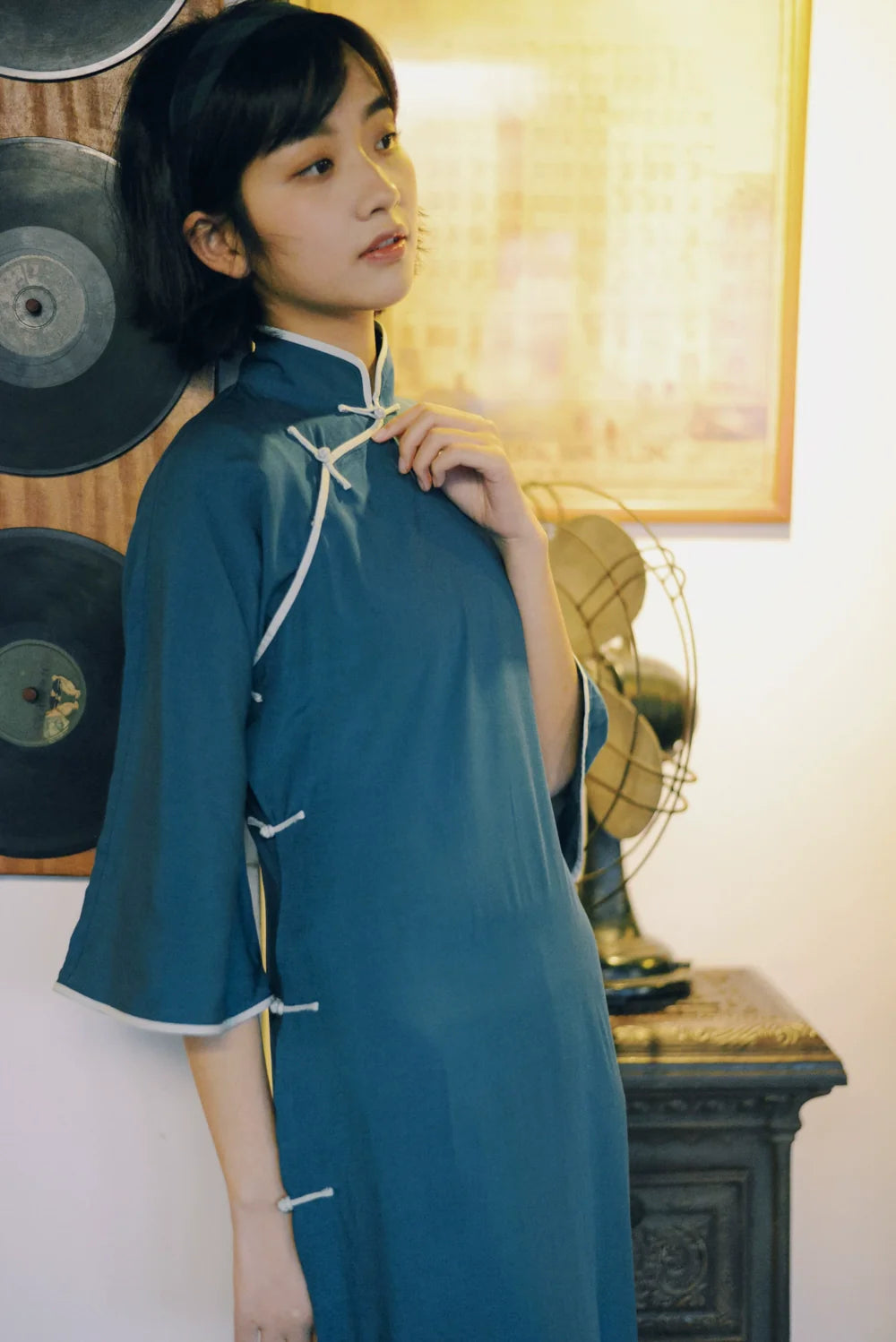 Mulan Xiang 木兰香 Magnolia Late 20s Bell Sleeve Contrast Trim Qipao